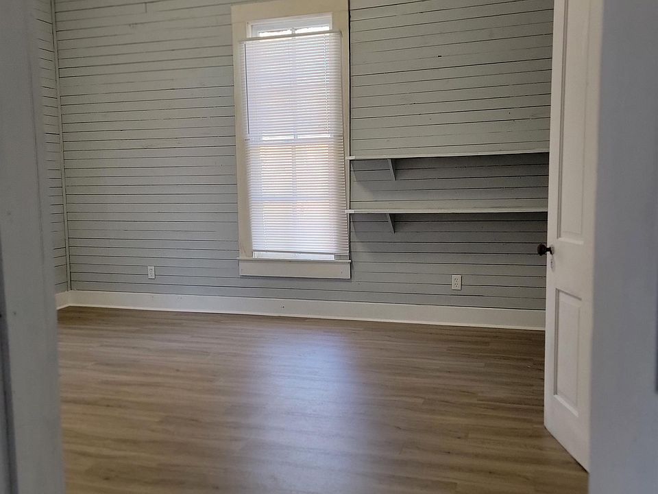 2nd image of 533 W 4th St #3