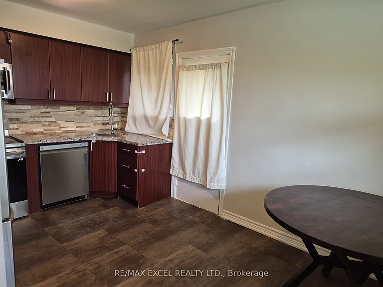 16 Sundance Cres — Photo 2