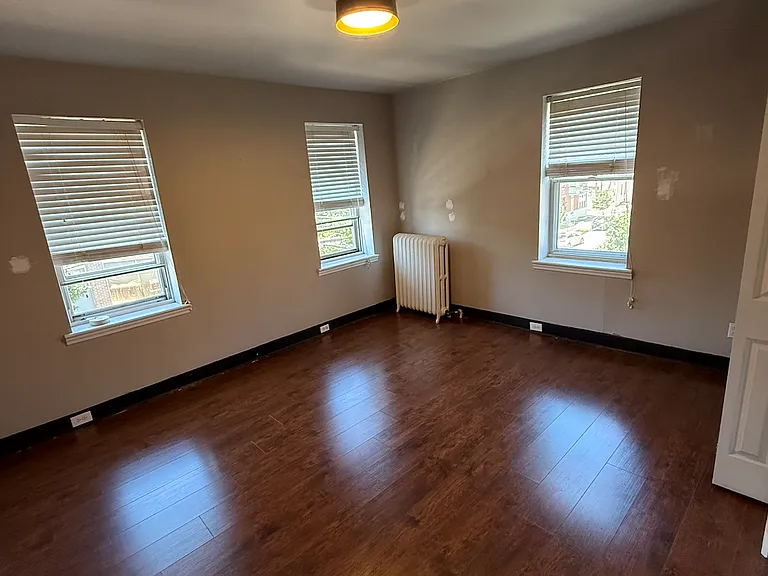 2201 E Thompson St — Photo 3