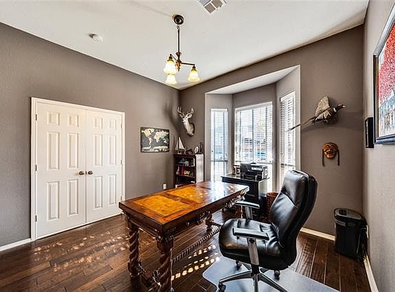 5th image of 1040 Churchill Dr
