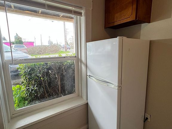 5th image of 93754 Newport Ln #7