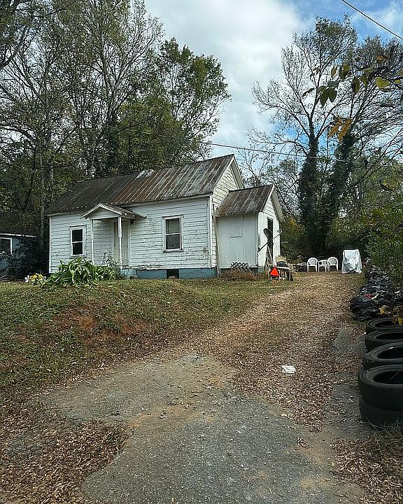 2nd image of 102 Holmes St