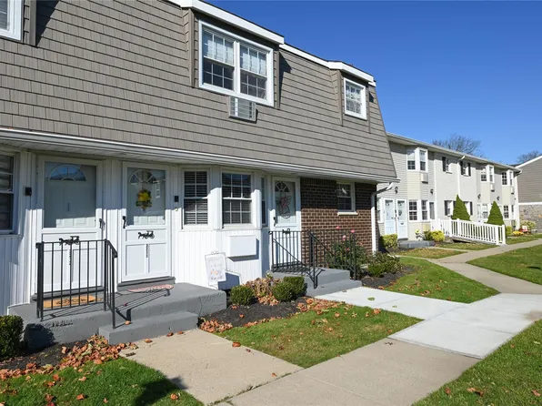 32 Wilshire Lane #15, Oakdale, NY 11769