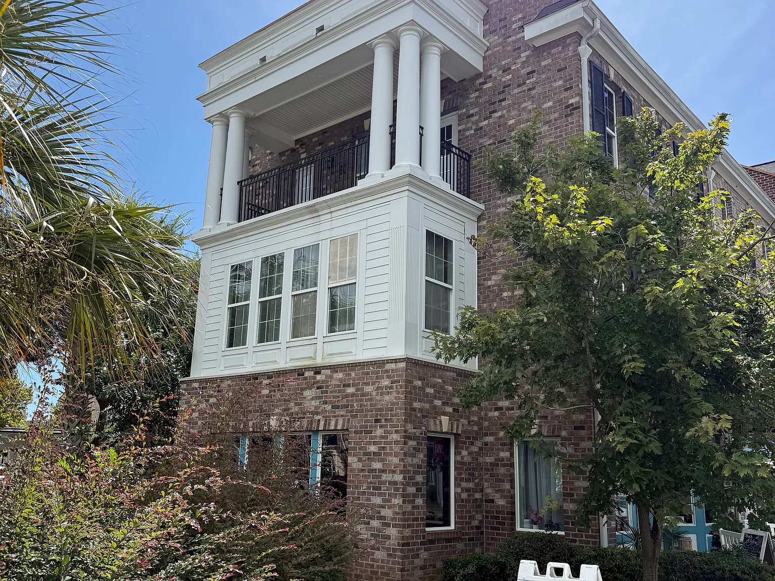 2798 Howard Ave — Photo 2