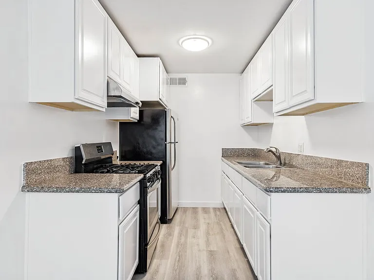 Tarzana Court Apartments — Photo 9