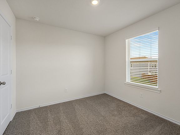 3rd image of 404 Cedar Ct