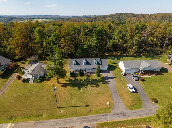 85 Chateau Ln, Fancy Gap, VA 24328