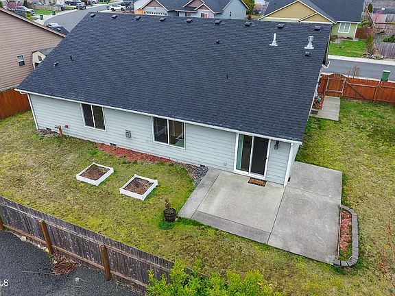 5th image of 381 SW Kalmia Ave