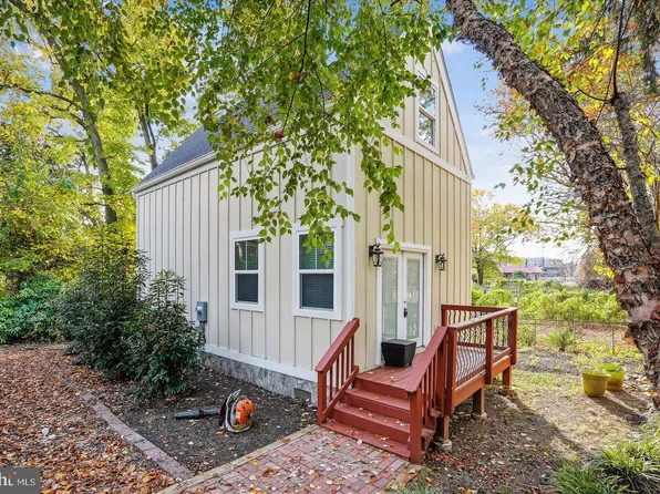 2810 S Arlington Ridge Rd #B, Arlington, VA 22202