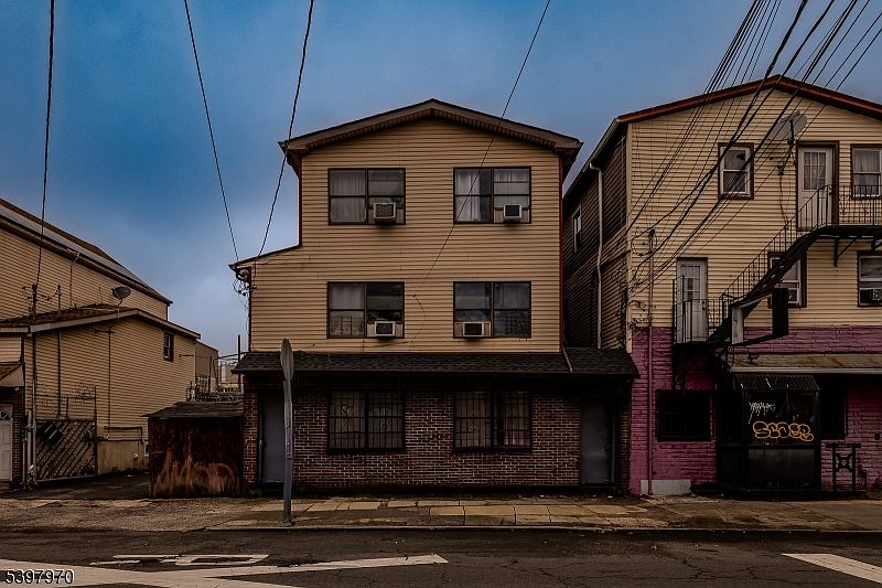 1st image of 550 Ferry St