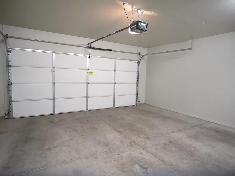932 E Lustrum Ln — Photo 22
