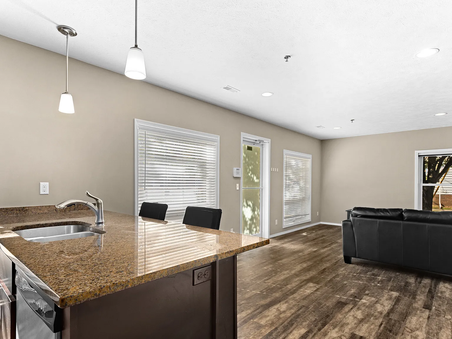 2 bed, 1400 sqft, $1,900 — Photo 4