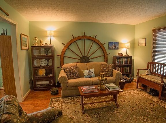 4th image of 1325 McTavish Way