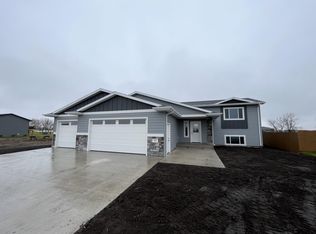 922 32nd Ave NE, Aberdeen, SD 57401