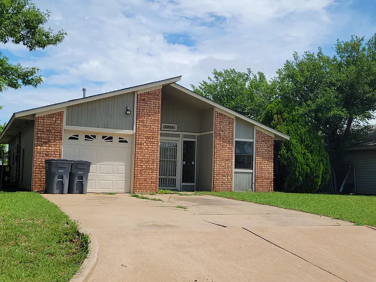 3905 SW Mesquite Dr — Photo 1