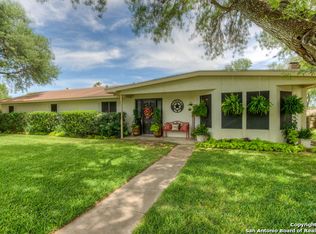 910 Oakridge Dr, Pleasanton, TX 78064