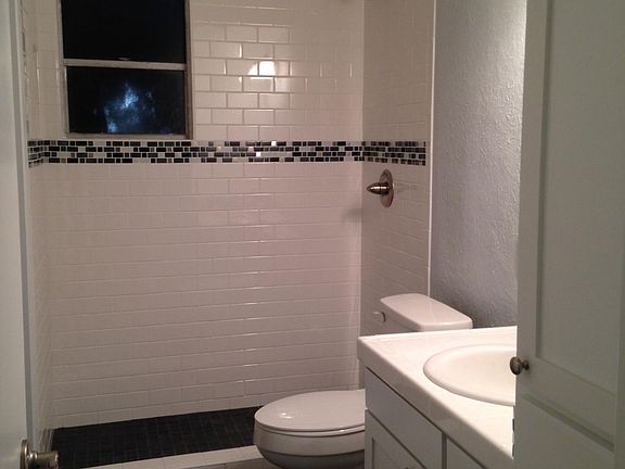 Adorable bathroom.