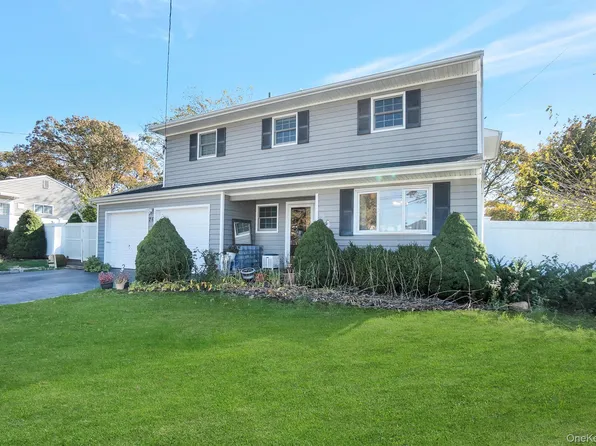 26 Fran Ln, Selden, NY 11784