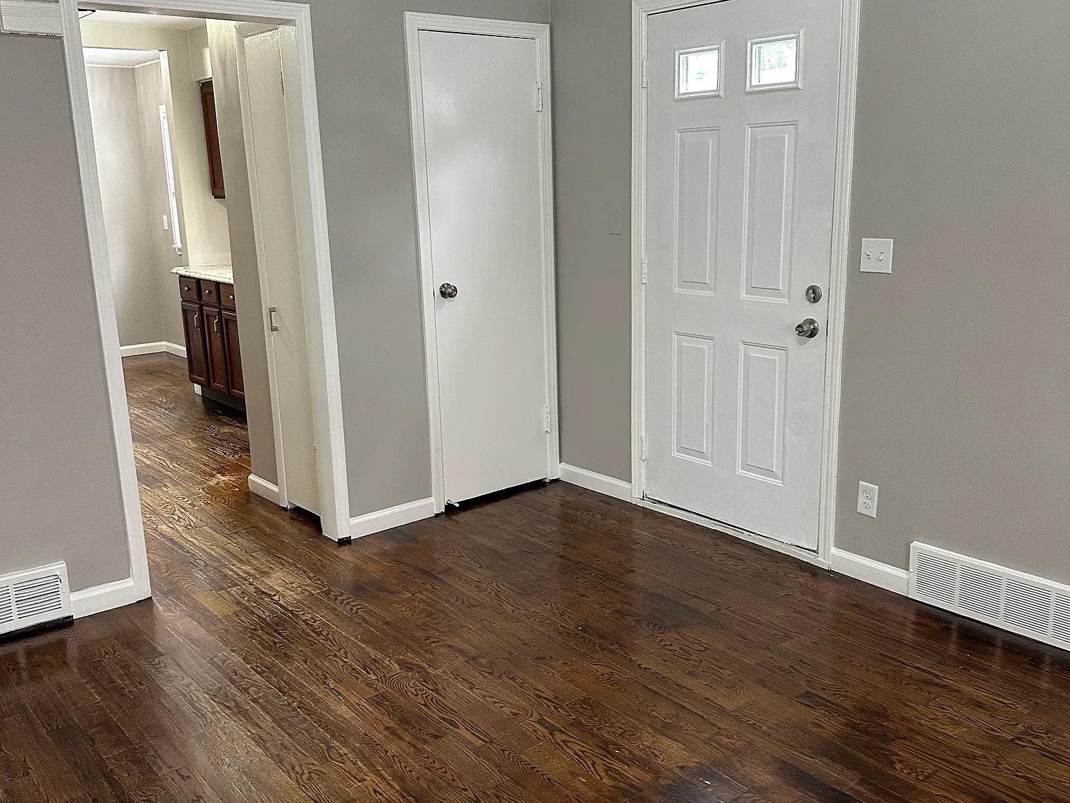 3 bed, 1.5 bath, 952 sqft, $1,795 — Photo 2