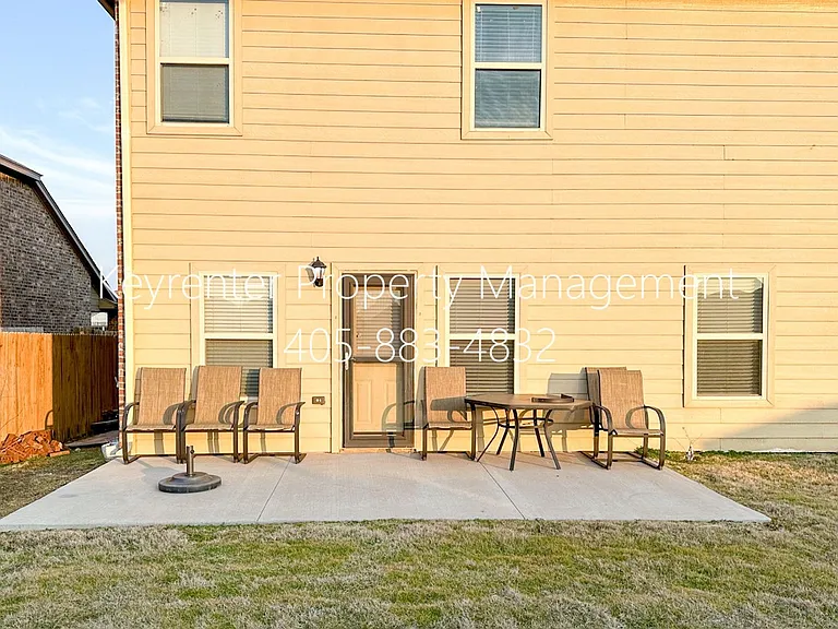 2409 Rosa Cir — Photo 32