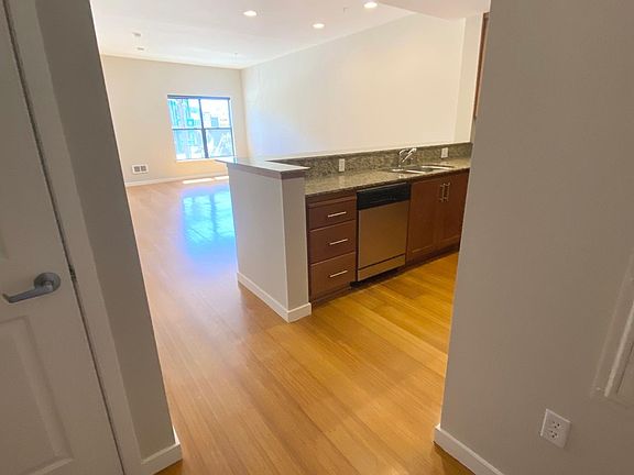 4th image of 670 King St