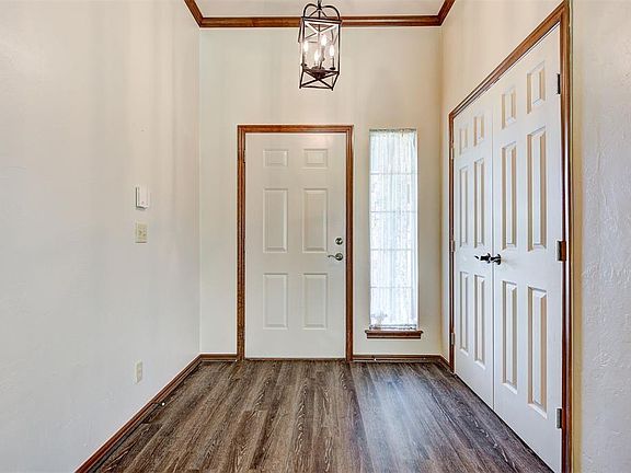 5th image of 416 NW 141st Cir