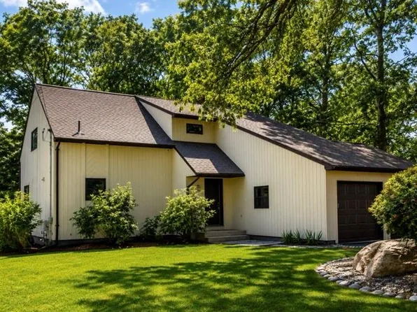 6 Acacia Ct, Coventry, RI 02816