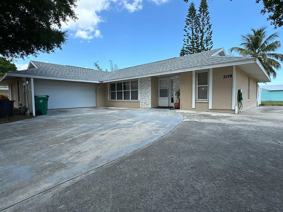 1st image of 209 SW Thornhill Drive