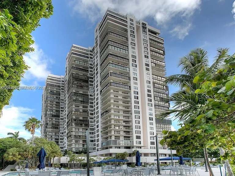 2333 Brickell Ave #812 — Photo 3