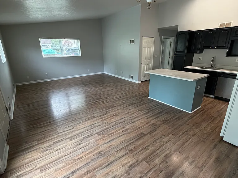 120 Pine Ave #120 — Photo 5