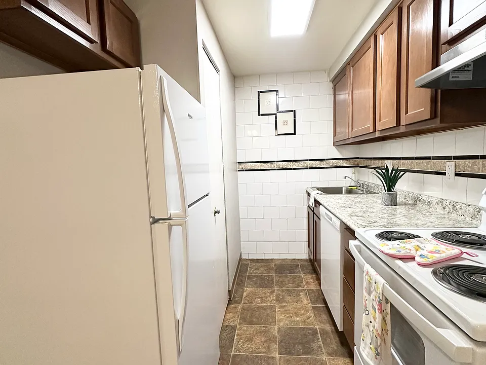1 BR - Kitchen