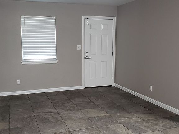 4th image of 100 W Oakdale St APT 202