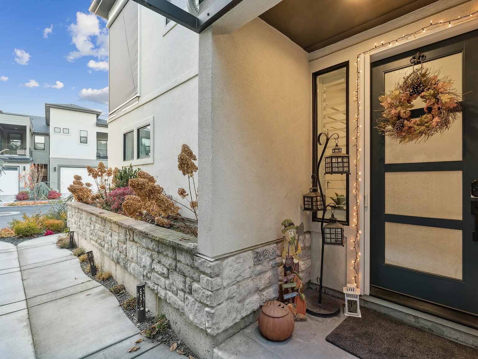 3 bed, 2.5 bath, 2240 sqft, $3,000 — Photo 3