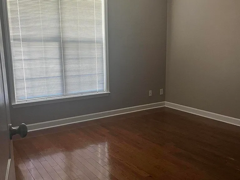 110 Stratford Ln — Photo 10