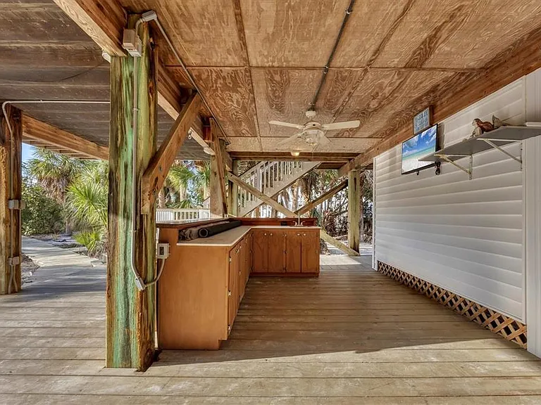 51 Palm Dr — Photo 32