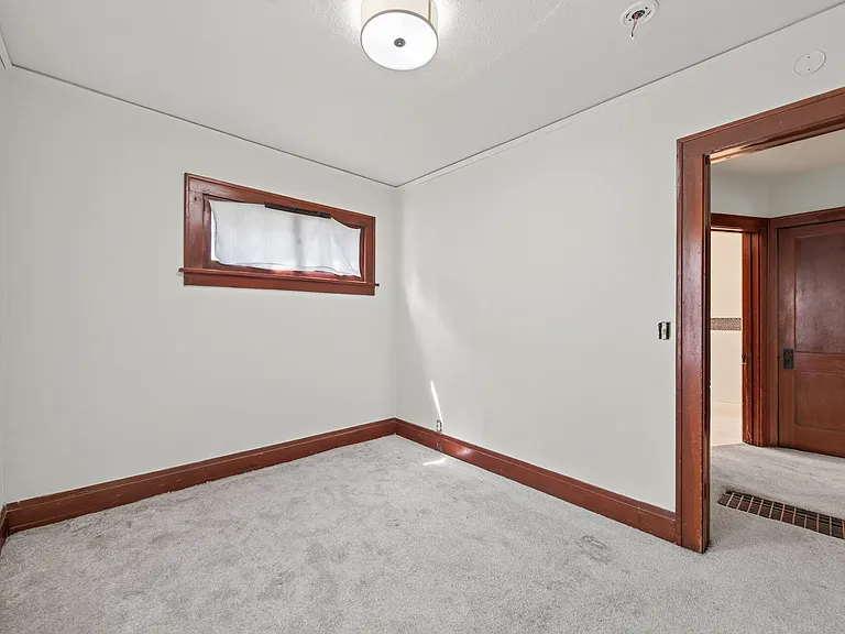 421 Goodhue St — Photo 11