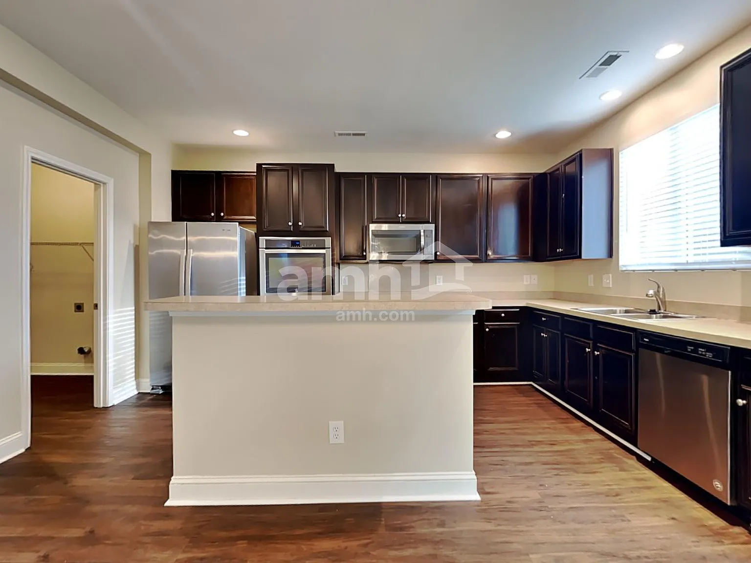 4 bed, 2.5 bath, 2570 sqft, $2,670 — Photo 3
