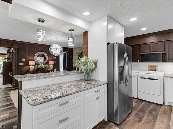 5th image of 411 E Mohawk Dr