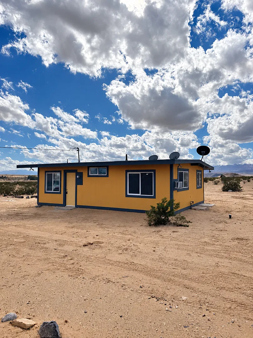 Quiet 2 Bedroom 1 Bathroom Home — Photo 2
