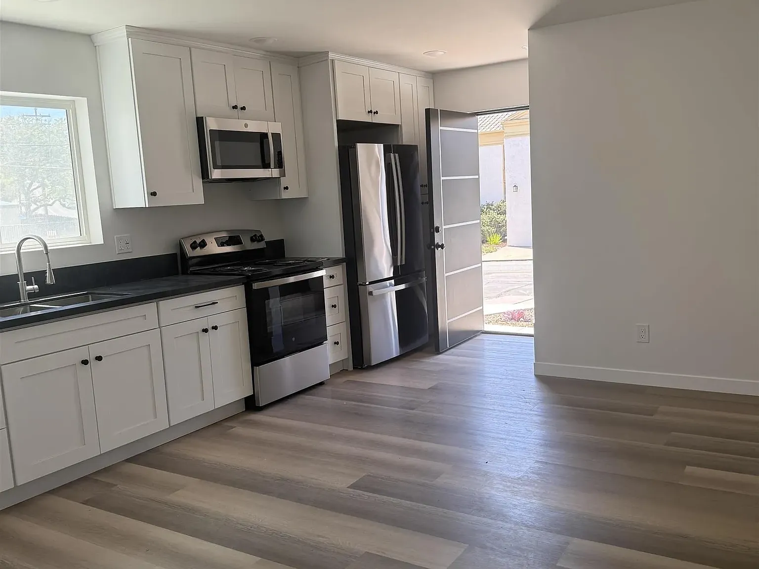 2 bed, 3.0 bath, 717 sqft, $3,500 — Photo 4