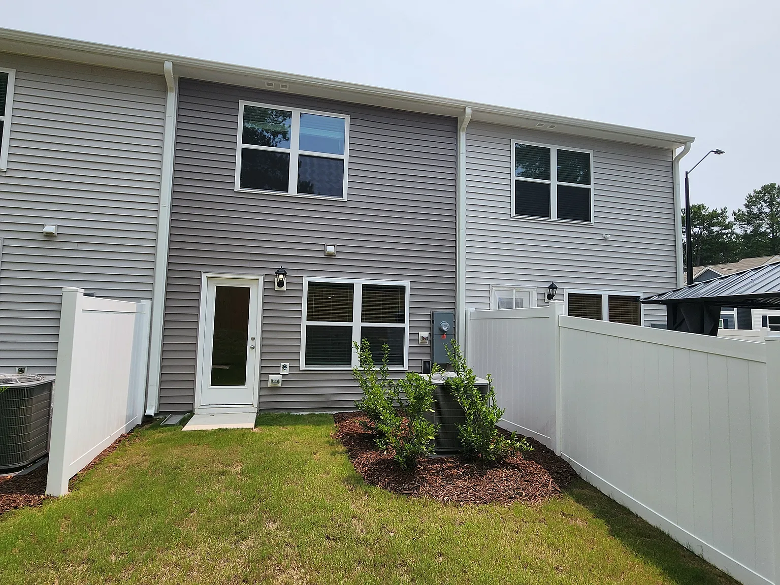 3 bed, 2.5 bath, 1562 sqft, $1,750 — Photo 3