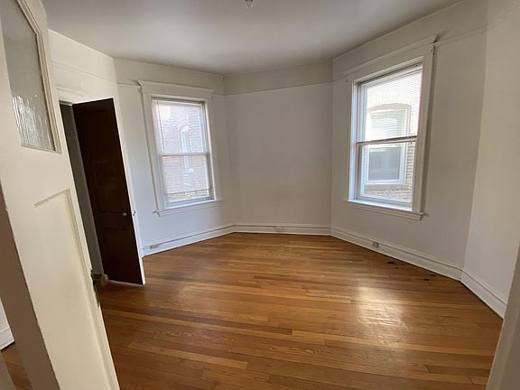 3rd image of 6315 N Wayne Ave