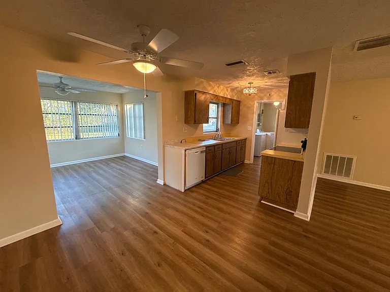 219 S Jefferson St — Photo 1