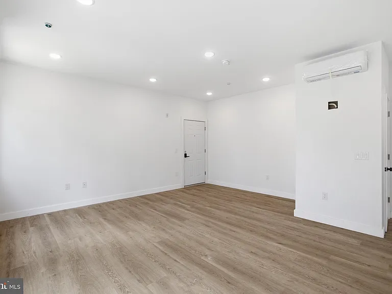 613 N Brooklyn St #10 — Photo 4