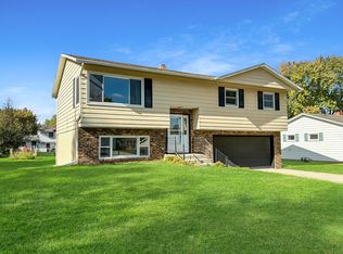 2008 Bedford Rd, Freeport, IL 61032