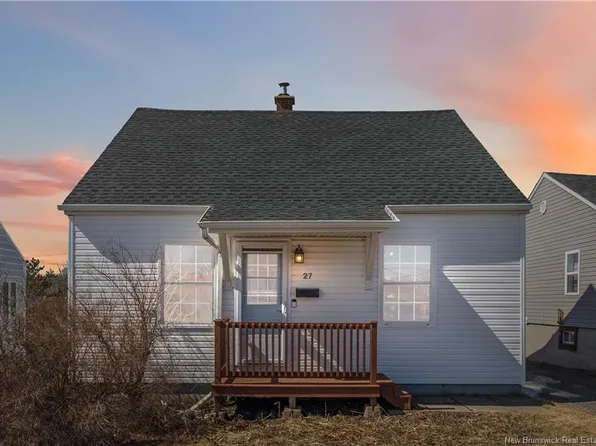 27 Airport St, Dieppe, NB E1A 2G1