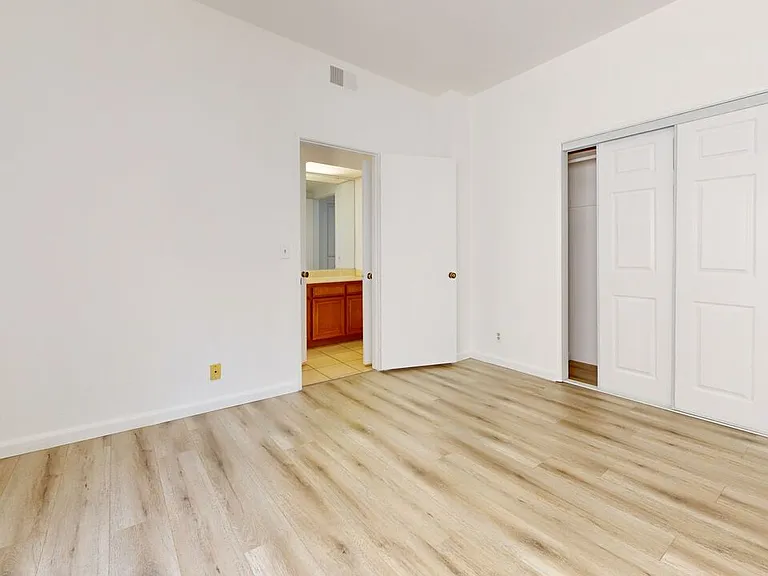 5135 Zelzah Ave #100 — Photo 15