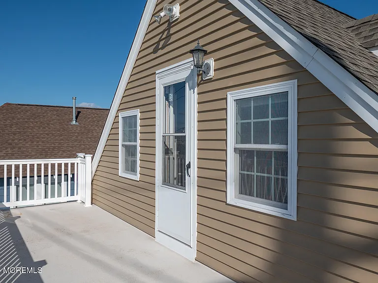 300 N Bayview Ave — Photo 13