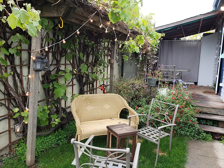 2144 Bonar St — Photo 2