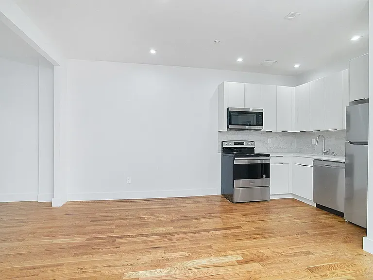3215 Clarendon Rd #3R — Photo 3